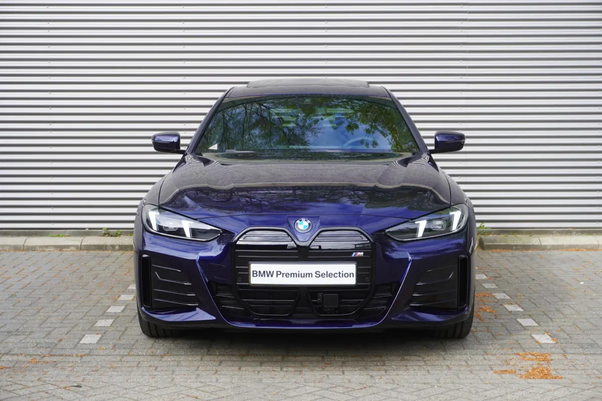 eDrive35 M Sportpakket | Comfort Pack | Stuurwielrand verwarmd | Trekhaak met elektrisch wegklapbare kogel | Elektrisch bediend glazen schuif-/kanteldak | Extra getint glas