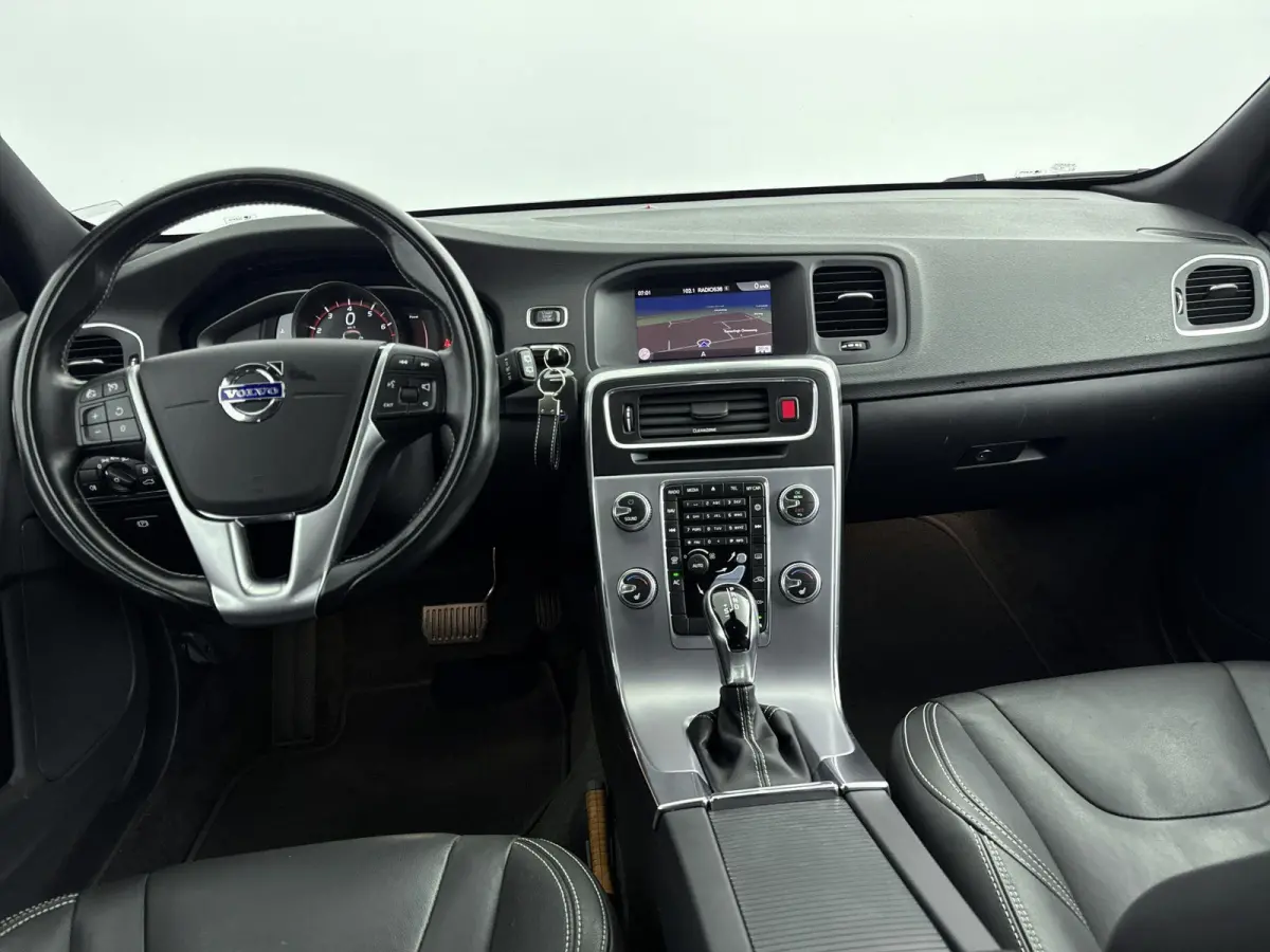 T2 Polar+ | 2de eigenaar | LEER | Trekhaak | Stoelverwarming | Navigatie | AUTOMAAT