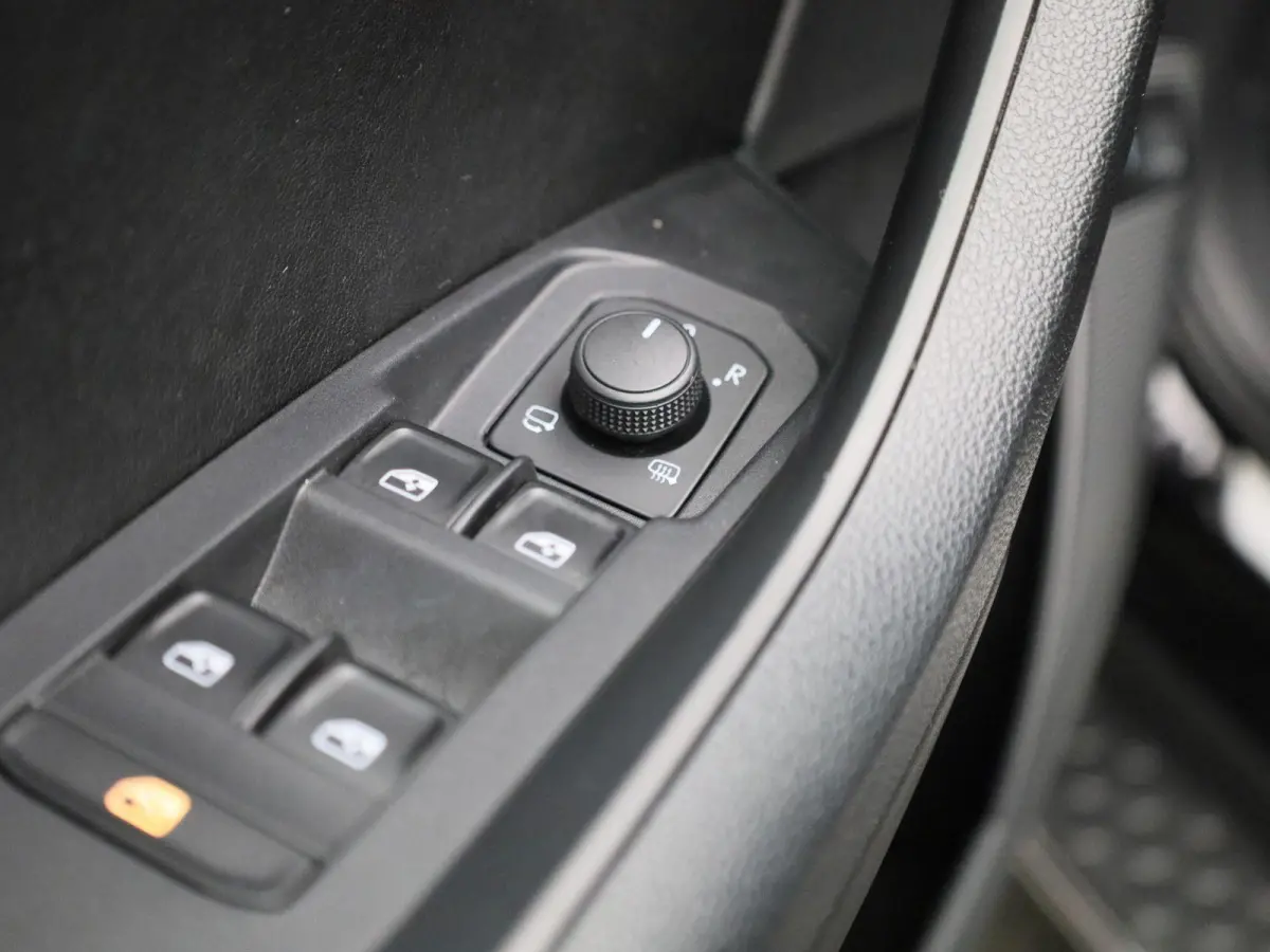 1.5 TSI Business Edition | NAVIGATIE | CANTON AUDIO | CAMERA | APPLE CARPLAY | HALF LEDEREN BEKLEDING | KLIMAATREGELING