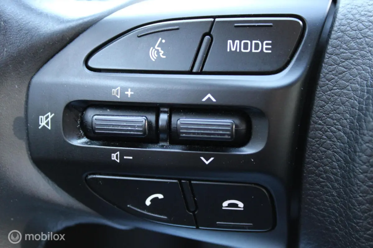 1.0 T-GDi MHEV DynamicLine, Zwart dak, App connect/navi, Cruise, Airco, Pdc + camera, Telefoon