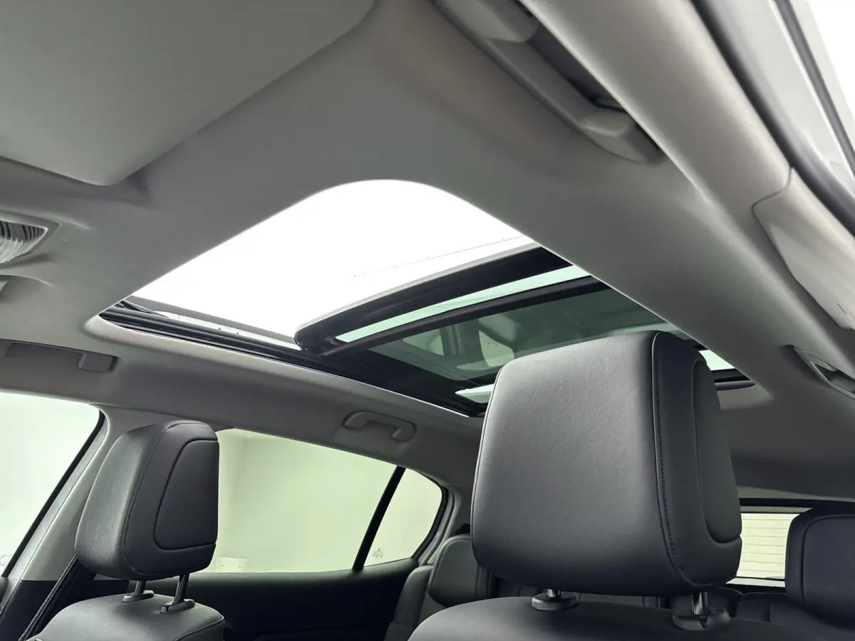 130pk Feel | Glazen Panoramadak | Camera | Comfortstoelen | Keyless | Dodehoek Detectie | Climate Control  | 19" Lichtmetalen Velgen | Apple Carplay/Android Auto |