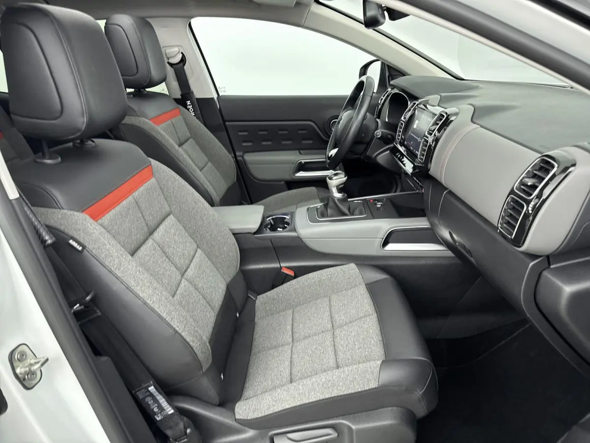 130pk Feel | Glazen Panoramadak | Camera | Comfortstoelen | Keyless | Dodehoek Detectie | Climate Control  | 19" Lichtmetalen Velgen | Apple Carplay/Android Auto |