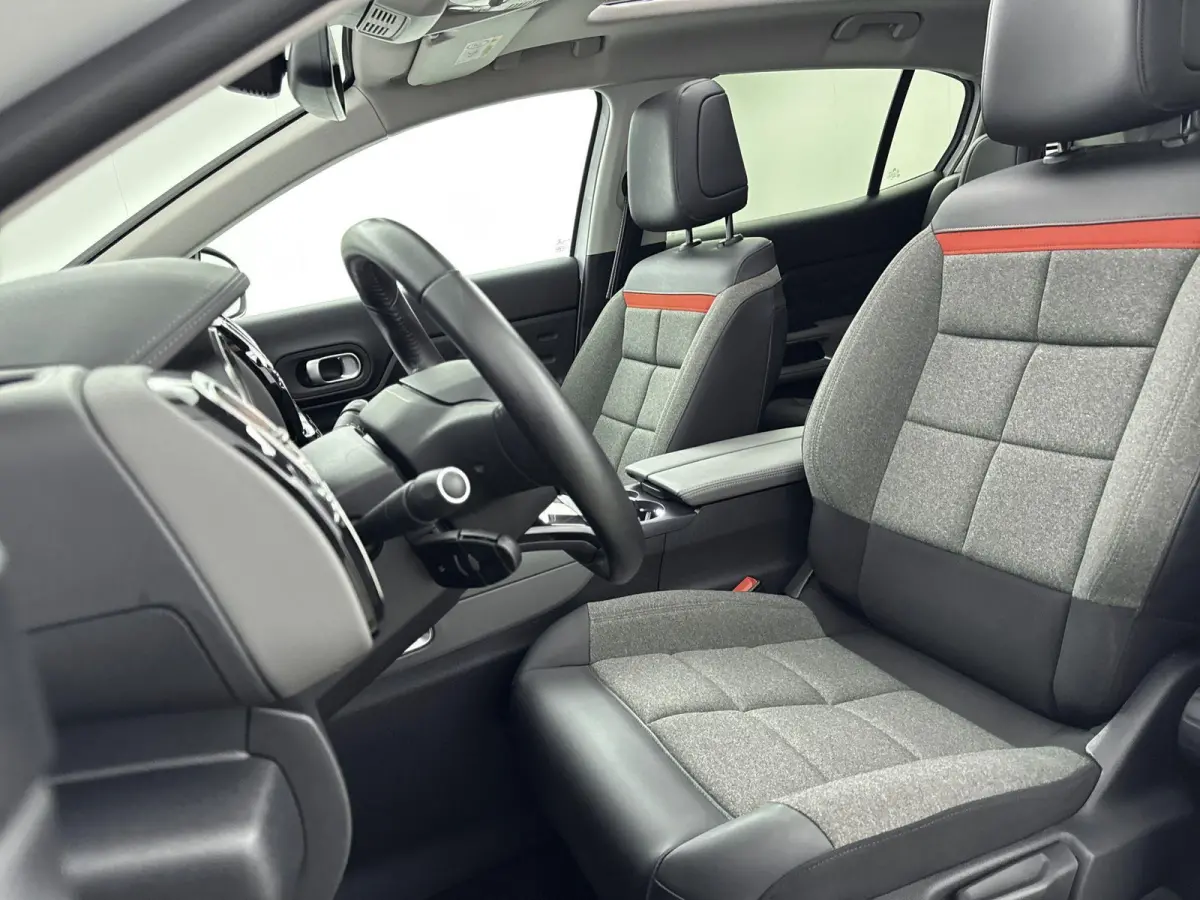 130pk Feel | Glazen Panoramadak | Camera | Comfortstoelen | Keyless | Dodehoek Detectie | Climate Control  | 19" Lichtmetalen Velgen | Apple Carplay/Android Auto |