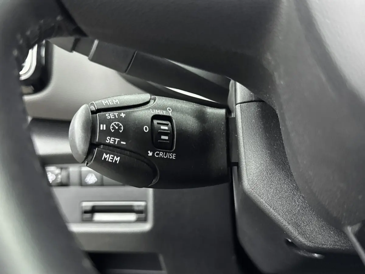 130pk Feel | Glazen Panoramadak | Camera | Comfortstoelen | Keyless | Dodehoek Detectie | Climate Control  | 19" Lichtmetalen Velgen | Apple Carplay/Android Auto |