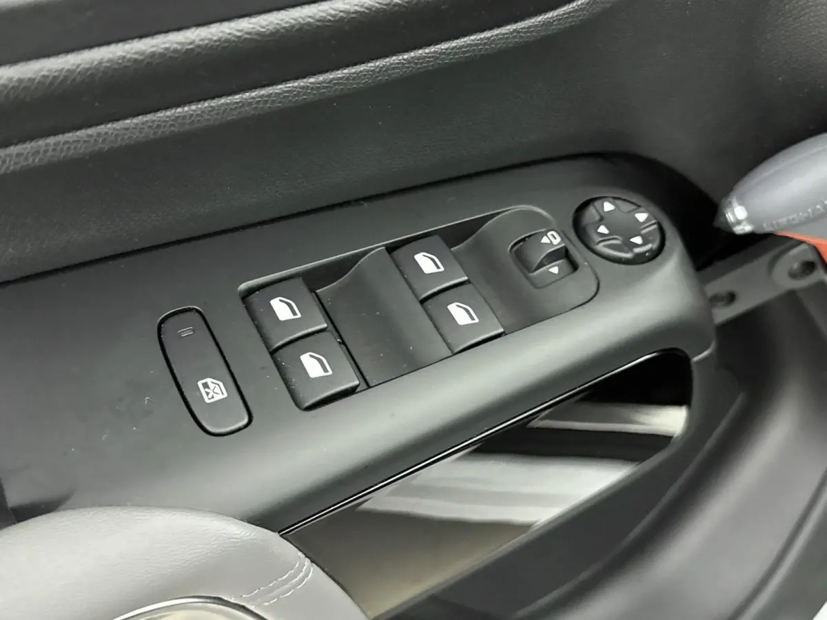 130pk Feel | Glazen Panoramadak | Camera | Comfortstoelen | Keyless | Dodehoek Detectie | Climate Control  | 19" Lichtmetalen Velgen | Apple Carplay/Android Auto |