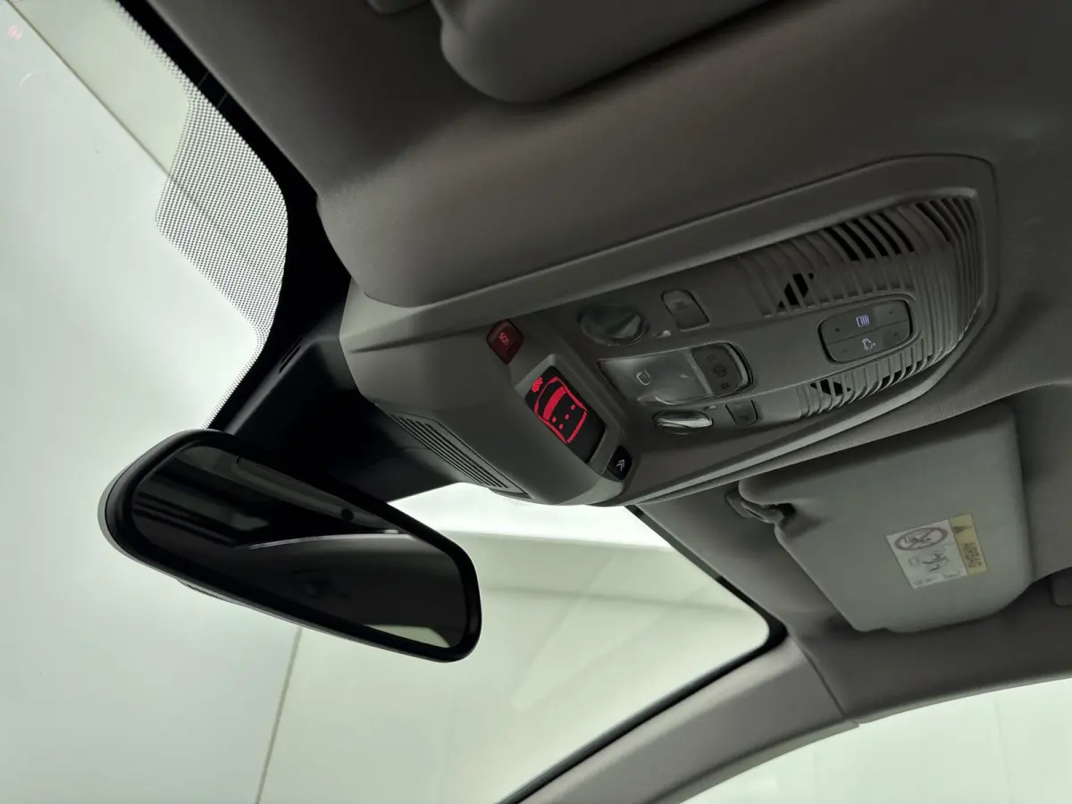 130pk Feel | Glazen Panoramadak | Camera | Comfortstoelen | Keyless | Dodehoek Detectie | Climate Control  | 19" Lichtmetalen Velgen | Apple Carplay/Android Auto |