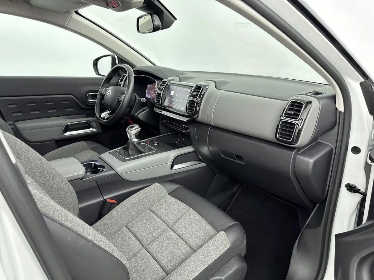 130pk Feel | Glazen Panoramadak | Camera | Comfortstoelen | Keyless | Dodehoek Detectie | Climate Control  | 19" Lichtmetalen Velgen | Apple Carplay/Android Auto |