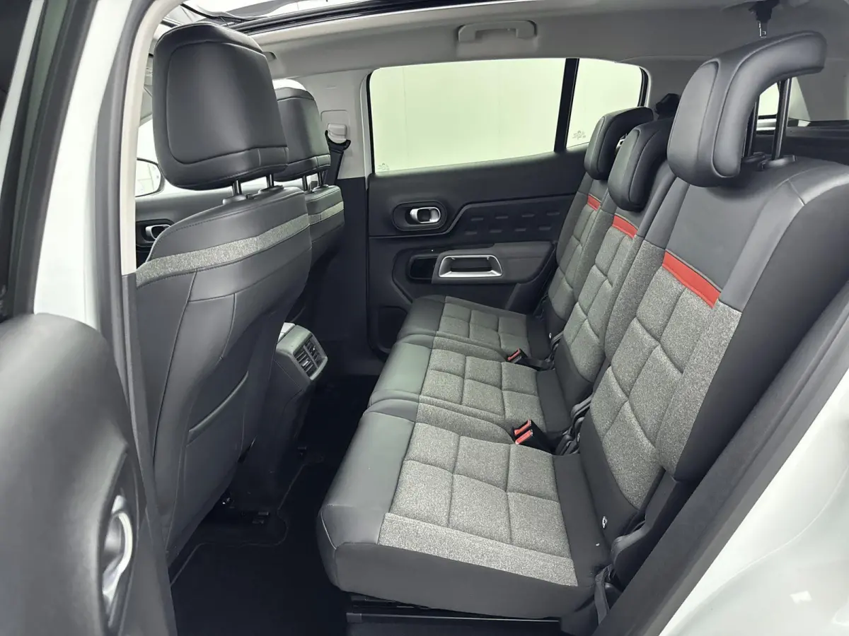 130pk Feel | Glazen Panoramadak | Camera | Comfortstoelen | Keyless | Dodehoek Detectie | Climate Control  | 19" Lichtmetalen Velgen | Apple Carplay/Android Auto |