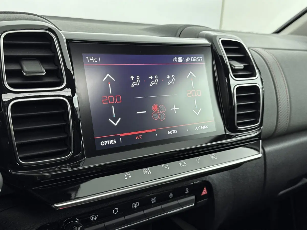 130pk Feel | Glazen Panoramadak | Camera | Comfortstoelen | Keyless | Dodehoek Detectie | Climate Control  | 19" Lichtmetalen Velgen | Apple Carplay/Android Auto |