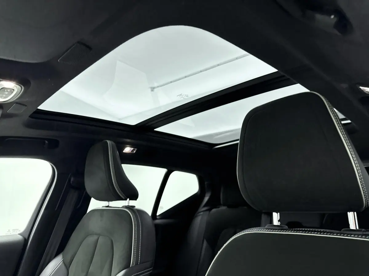 2.0 T5 AWD R-Design Intro Edition | Achteruitrijcamera | Panoramadak | Elektr. verstelbare stoelen + memory | Harman Kardon Soundsystem | Climate Control + Stoelverwarming |