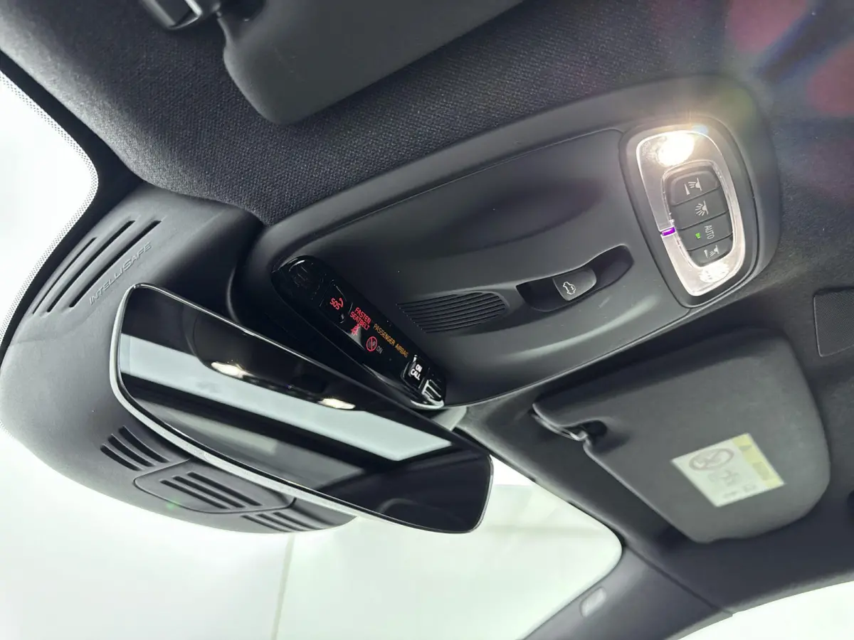 2.0 T5 AWD R-Design Intro Edition | Achteruitrijcamera | Panoramadak | Elektr. verstelbare stoelen + memory | Harman Kardon Soundsystem | Climate Control + Stoelverwarming |