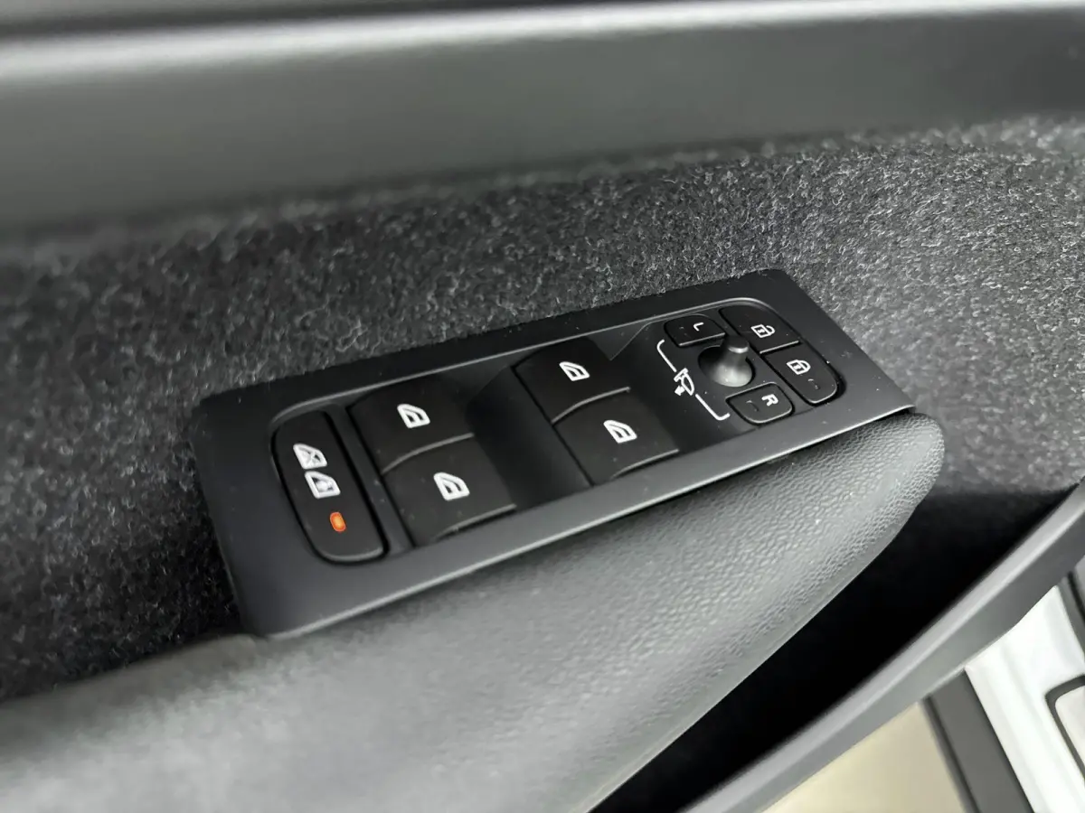 2.0 T5 AWD R-Design Intro Edition | Achteruitrijcamera | Panoramadak | Elektr. verstelbare stoelen + memory | Harman Kardon Soundsystem | Climate Control + Stoelverwarming |