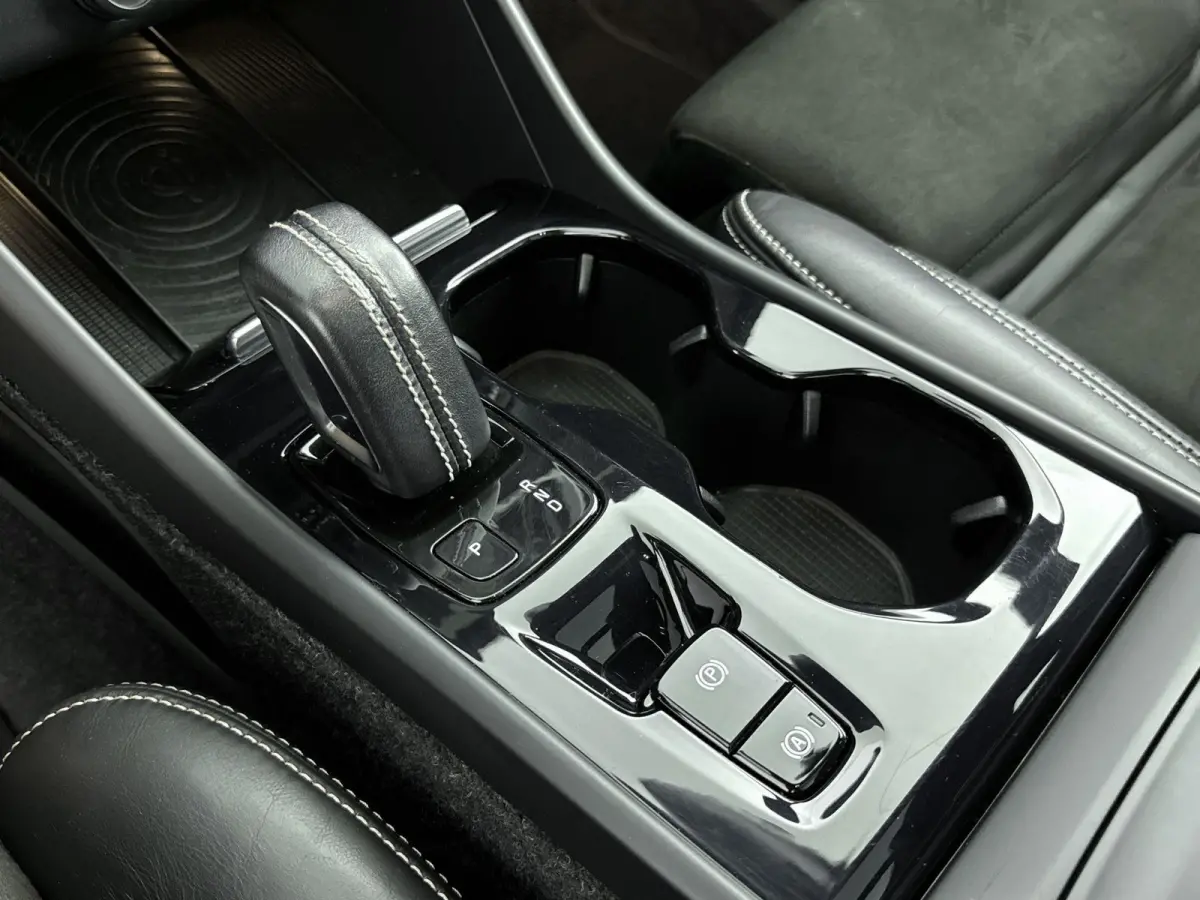 2.0 T5 AWD R-Design Intro Edition | Achteruitrijcamera | Panoramadak | Elektr. verstelbare stoelen + memory | Harman Kardon Soundsystem | Climate Control + Stoelverwarming |