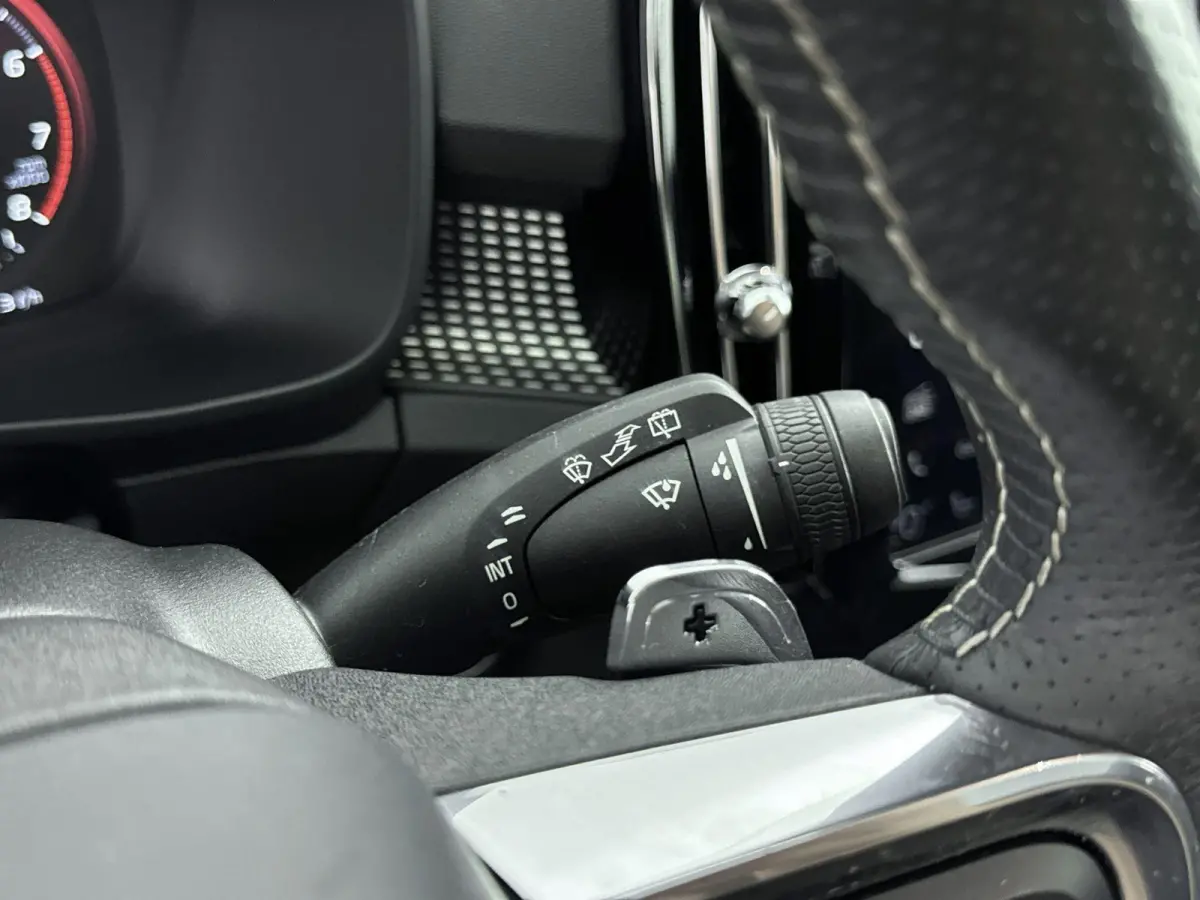 2.0 T5 AWD R-Design Intro Edition | Achteruitrijcamera | Panoramadak | Elektr. verstelbare stoelen + memory | Harman Kardon Soundsystem | Climate Control + Stoelverwarming |