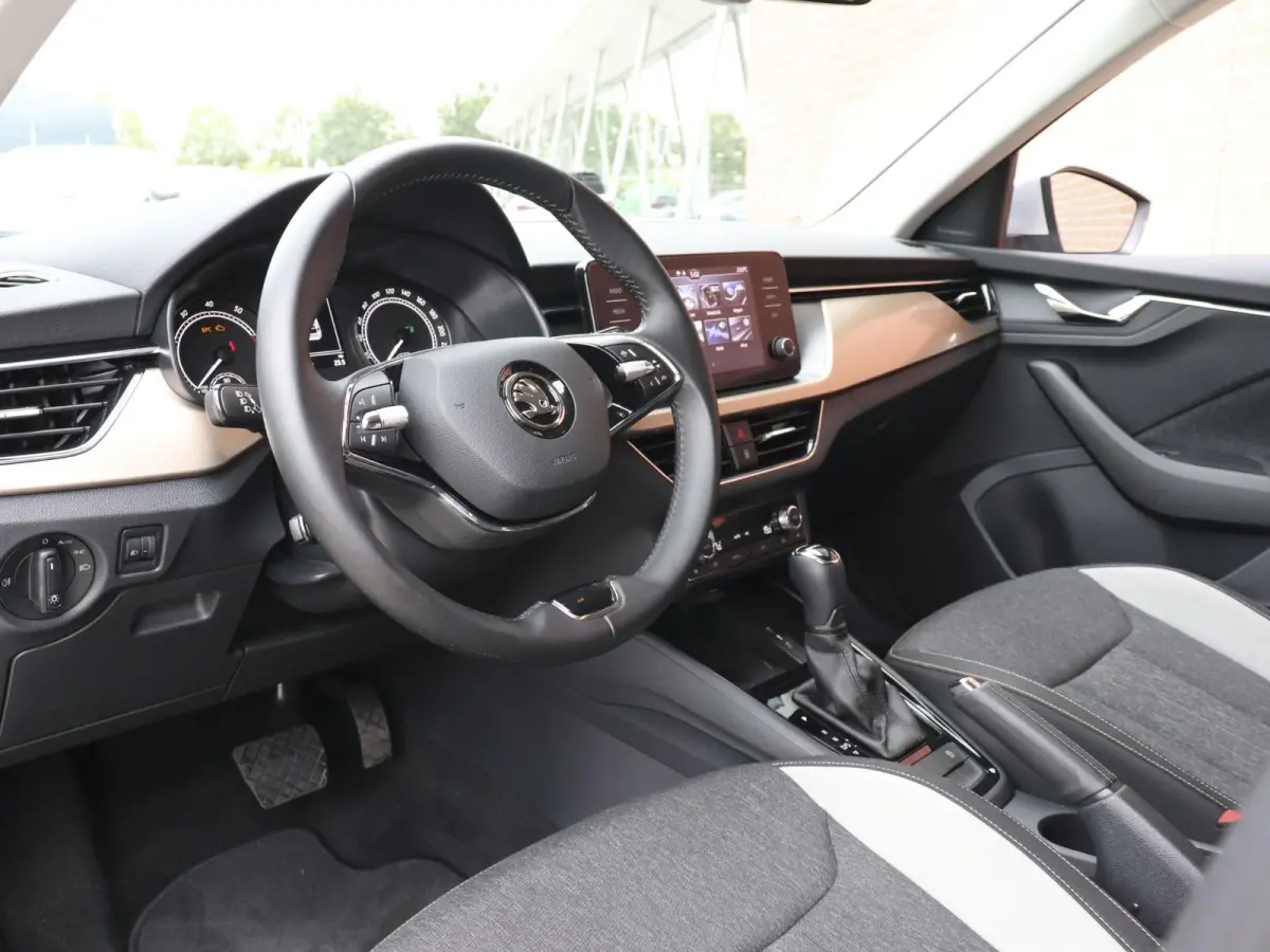 1.0 TSI 110pk DSG Style Navigatie Apple Carplay/Android Auto Adaptive Cruise control Parkeer sensoren Lichtmetalen Velgen