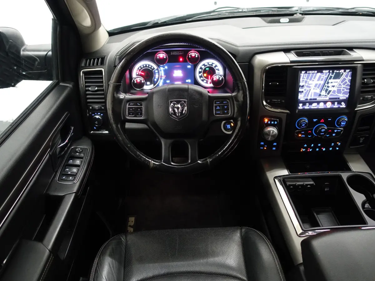 1500 5.7 V8 4x4 Quad Cab 6'4 Laramie Aut- LPG G3, Schuifdak, Elek Verwarmd/Geventileerd Interieur, Alpine Audio, Camera