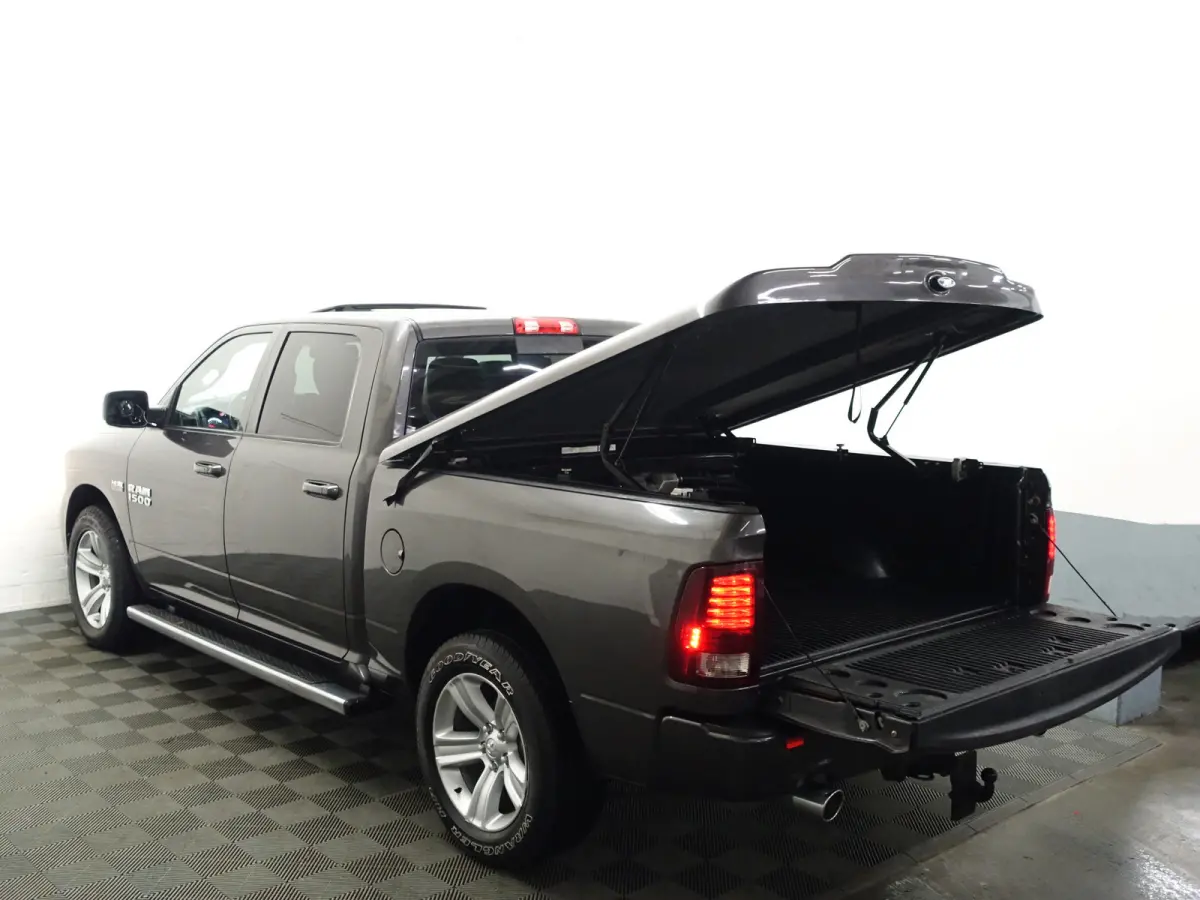 1500 5.7 V8 4x4 Quad Cab 6'4 Laramie Aut- LPG G3, Schuifdak, Elek Verwarmd/Geventileerd Interieur, Alpine Audio, Camera