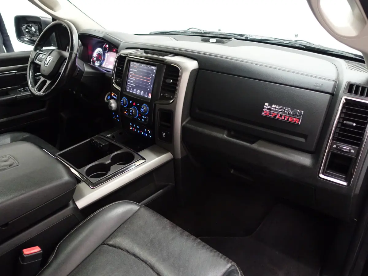 1500 5.7 V8 4x4 Quad Cab 6'4 Laramie Aut- LPG G3, Schuifdak, Elek Verwarmd/Geventileerd Interieur, Alpine Audio, Camera