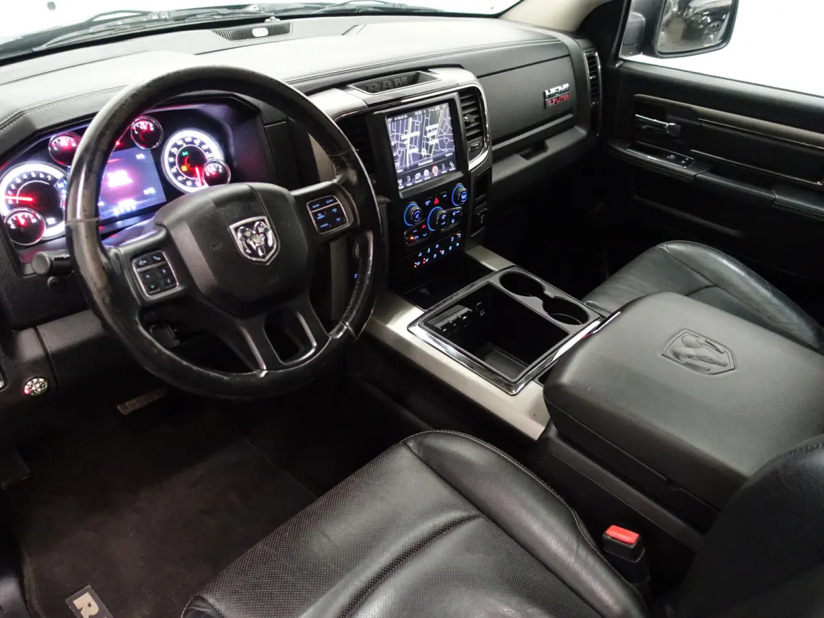 1500 5.7 V8 4x4 Quad Cab 6'4 Laramie Aut- LPG G3, Schuifdak, Elek Verwarmd/Geventileerd Interieur, Alpine Audio, Camera