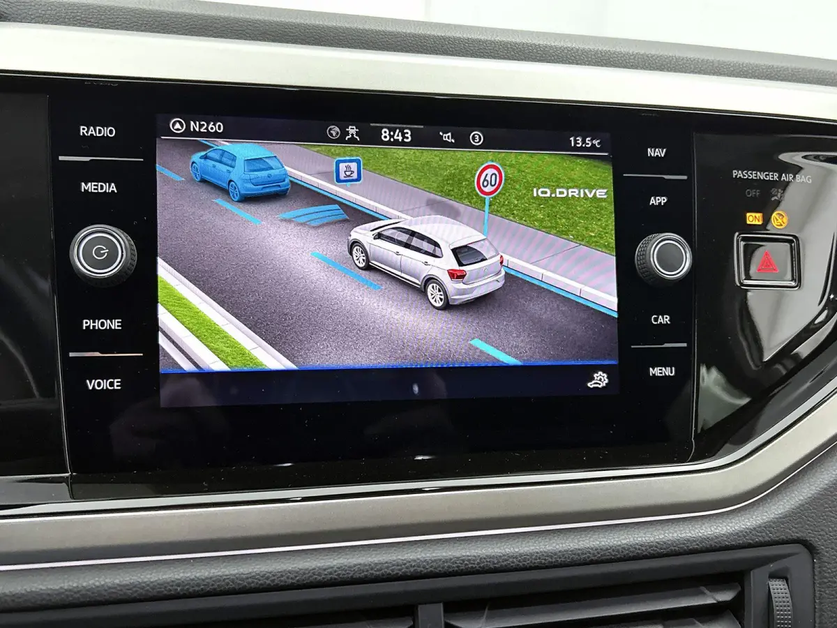 1.0 TSI Life Business | 95 PK | Stoelverwarming | Digital Cockpit | Climatronic (Automatische Airco) | Parkeersensoren |