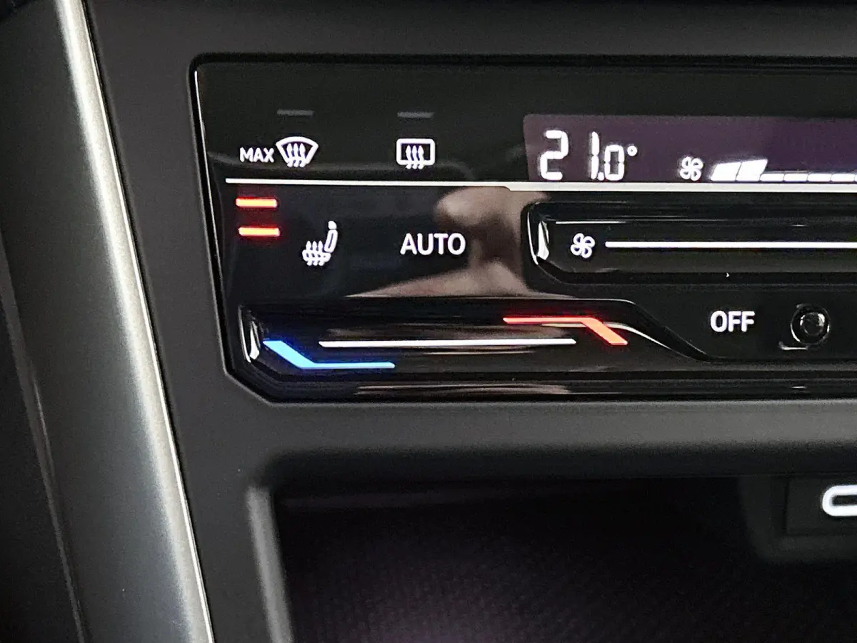 1.0 TSI Life Business | 95 PK | Stoelverwarming | Digital Cockpit | Climatronic (Automatische Airco) | Parkeersensoren |