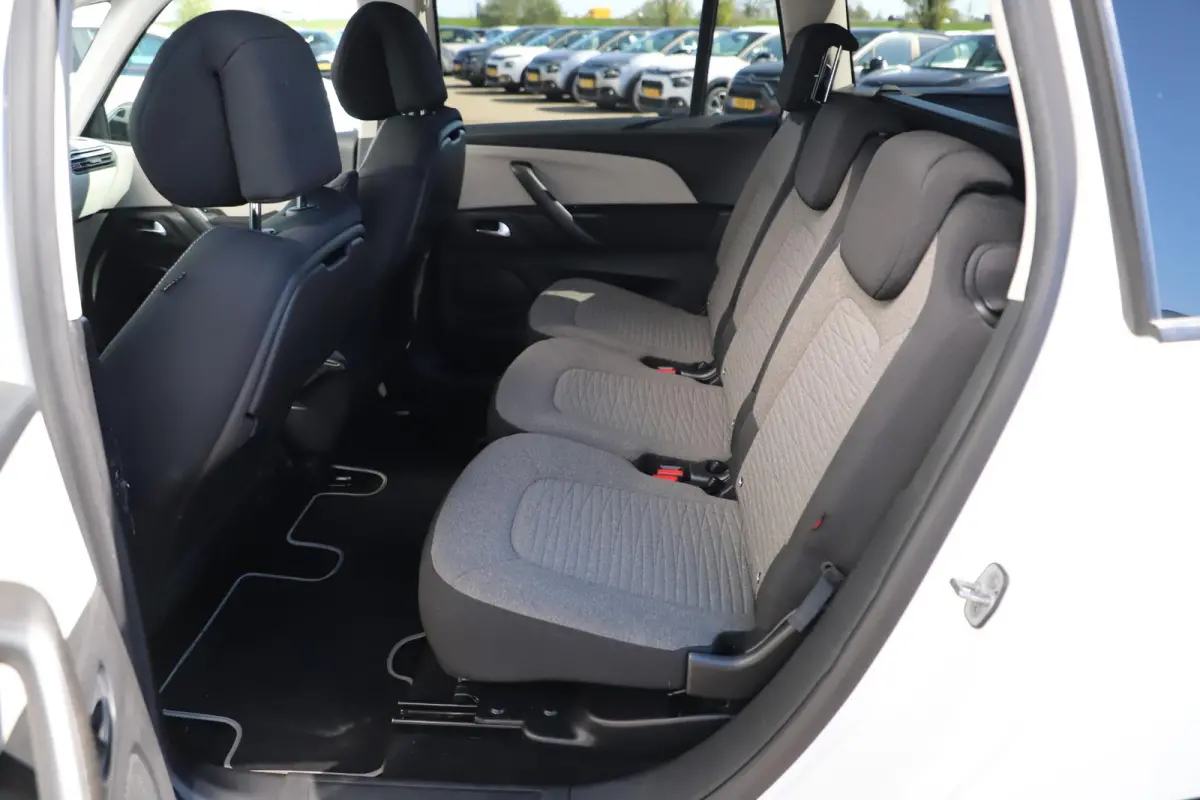 1.5 BlueHDI Business 7p 7 Persoons Navigatie Achteruitrijcamera Clima Cruise Getint Glas Carplay Android