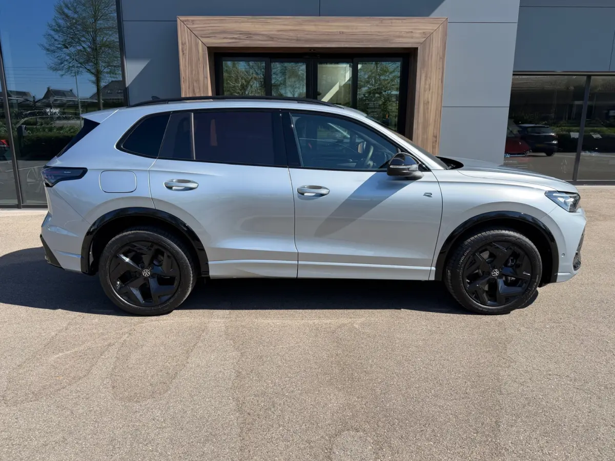 1.5 eHybrid R-Line | Black line | 360 Camera | Trekhaak | Dode hoek | IQ light | Elek. klep | Rijklaar incl. garantie