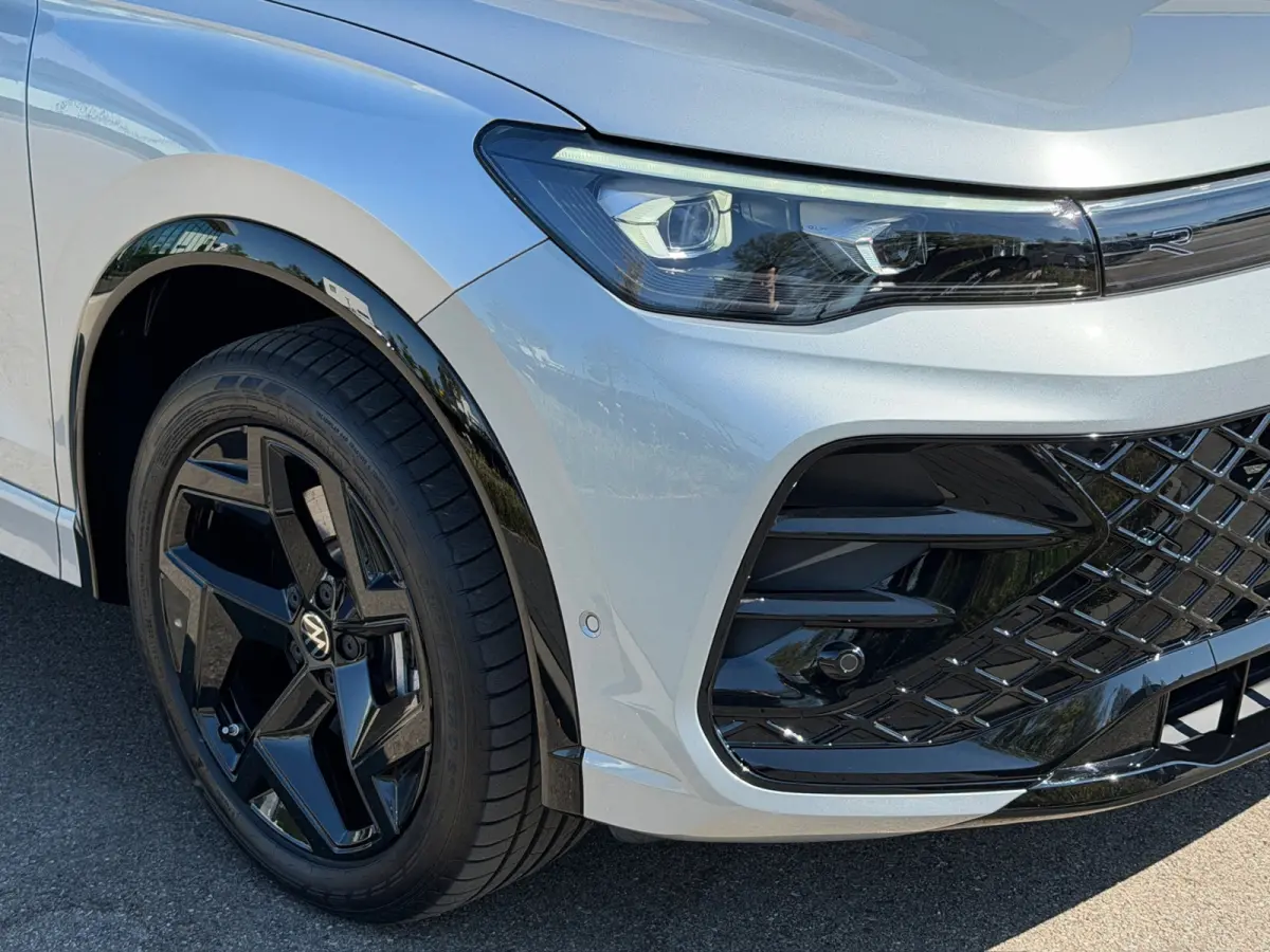 1.5 eHybrid R-Line | Black line | 360 Camera | Trekhaak | Dode hoek | IQ light | Elek. klep | Rijklaar incl. garantie