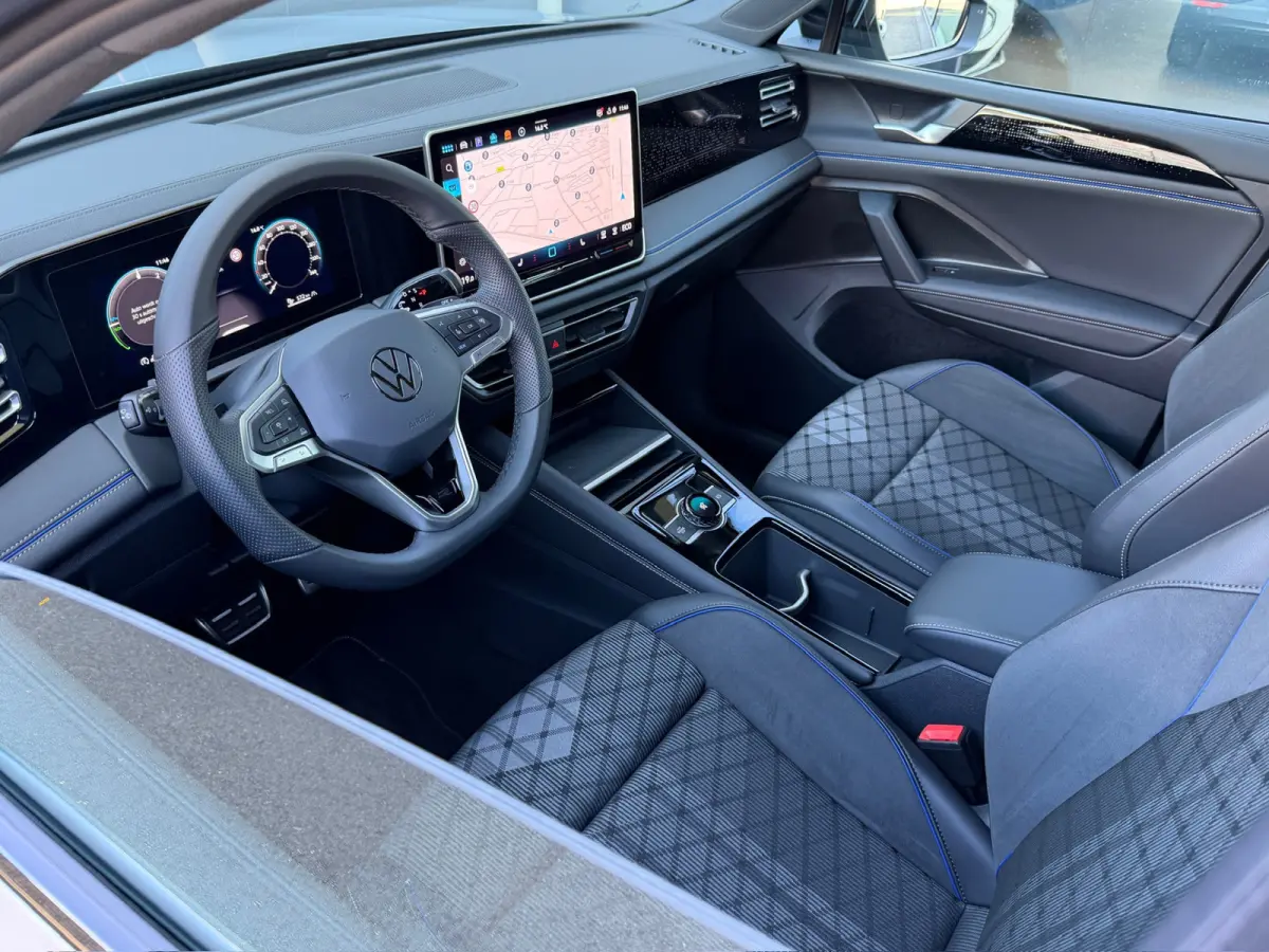 1.5 eHybrid R-Line | Black line | 360 Camera | Trekhaak | Dode hoek | IQ light | Elek. klep | Rijklaar incl. garantie