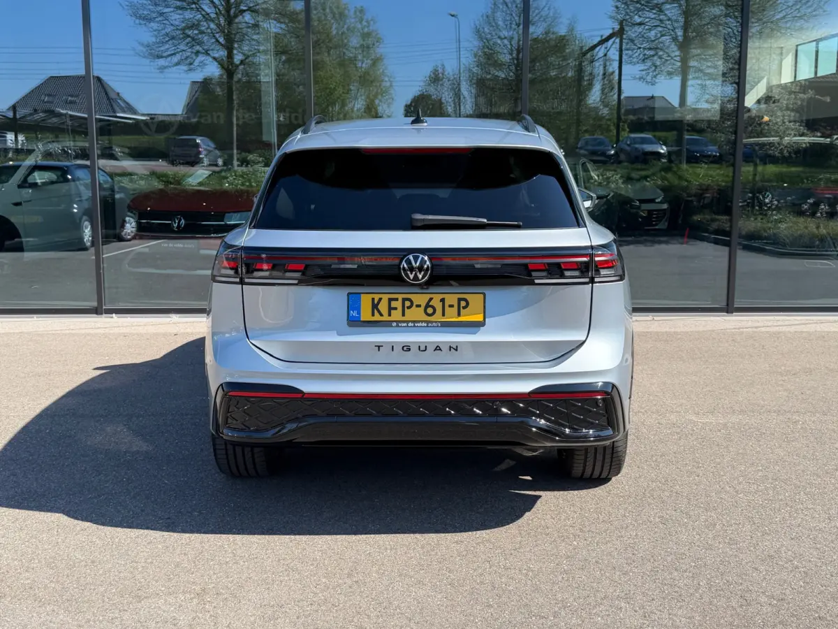 1.5 eHybrid R-Line | Black line | 360 Camera | Trekhaak | Dode hoek | IQ light | Elek. klep | Rijklaar incl. garantie