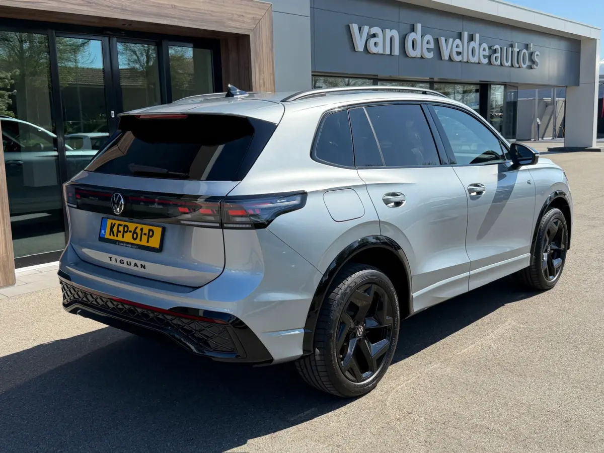 1.5 eHybrid R-Line | Black line | 360 Camera | Trekhaak | Dode hoek | IQ light | Elek. klep | Rijklaar incl. garantie