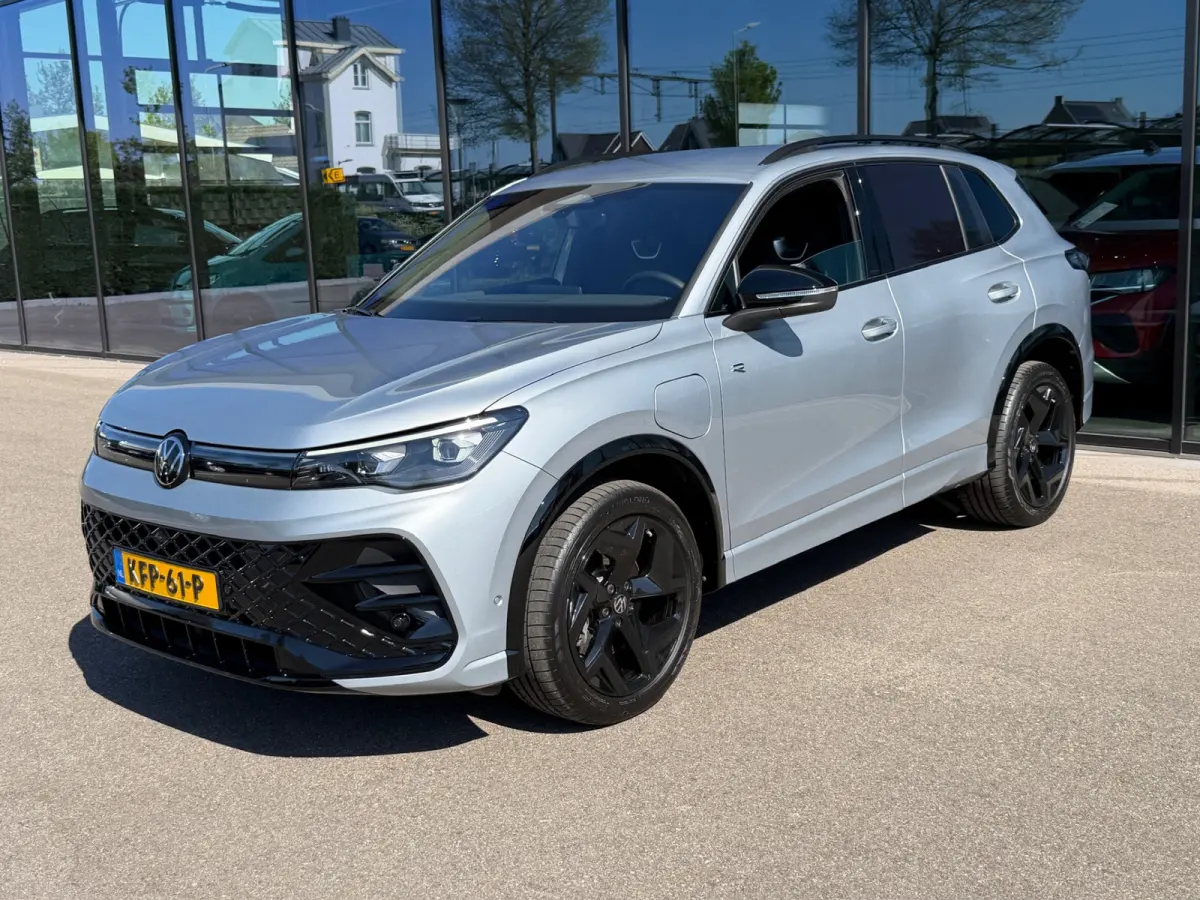 1.5 eHybrid R-Line | Black line | 360 Camera | Trekhaak | Dode hoek | IQ light | Elek. klep | Rijklaar incl. garantie