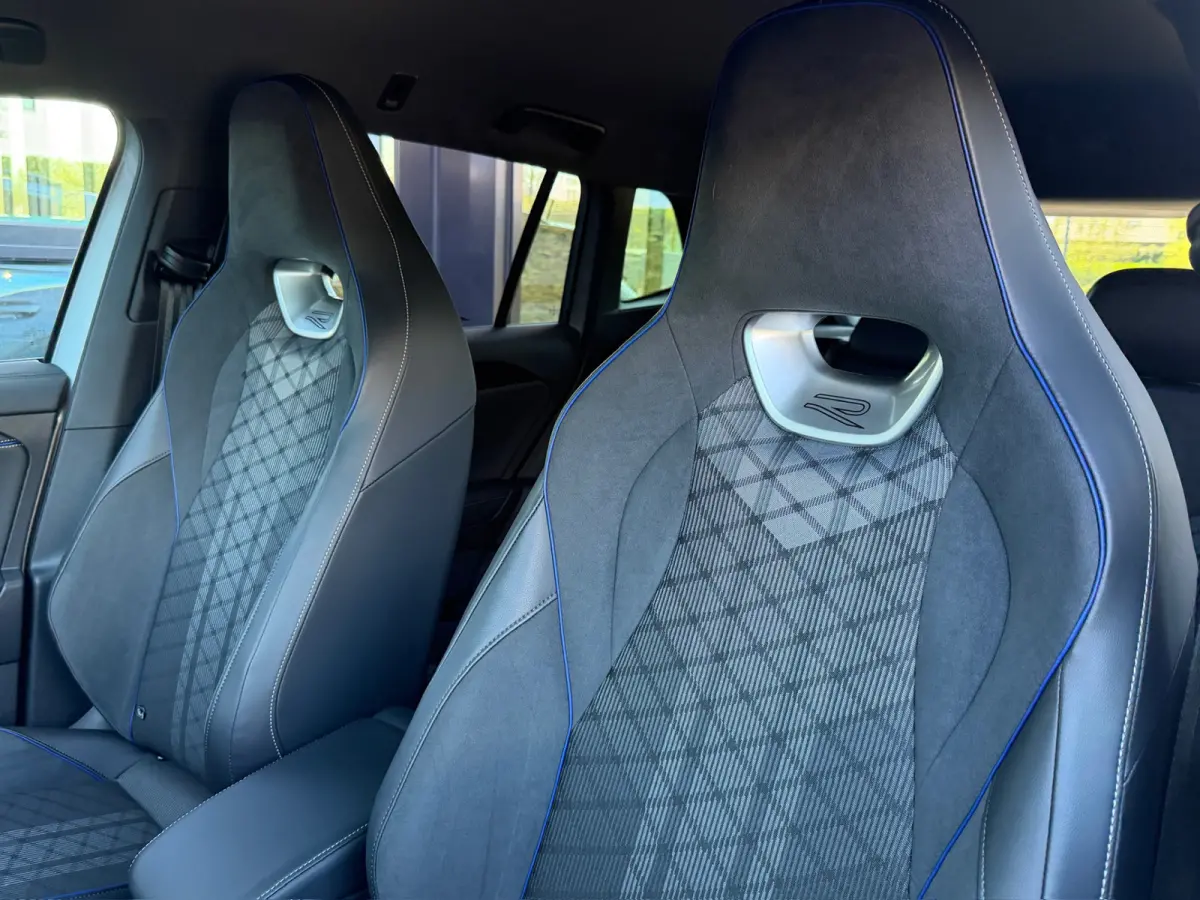 1.5 eHybrid R-Line | Black line | 360 Camera | Trekhaak | Dode hoek | IQ light | Elek. klep | Rijklaar incl. garantie