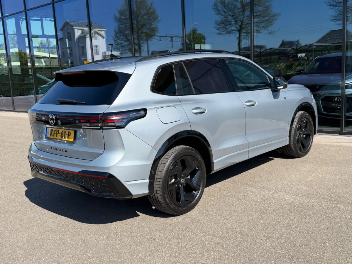 1.5 eHybrid R-Line | Black line | 360 Camera | Trekhaak | Dode hoek | IQ light | Elek. klep | Rijklaar incl. garantie
