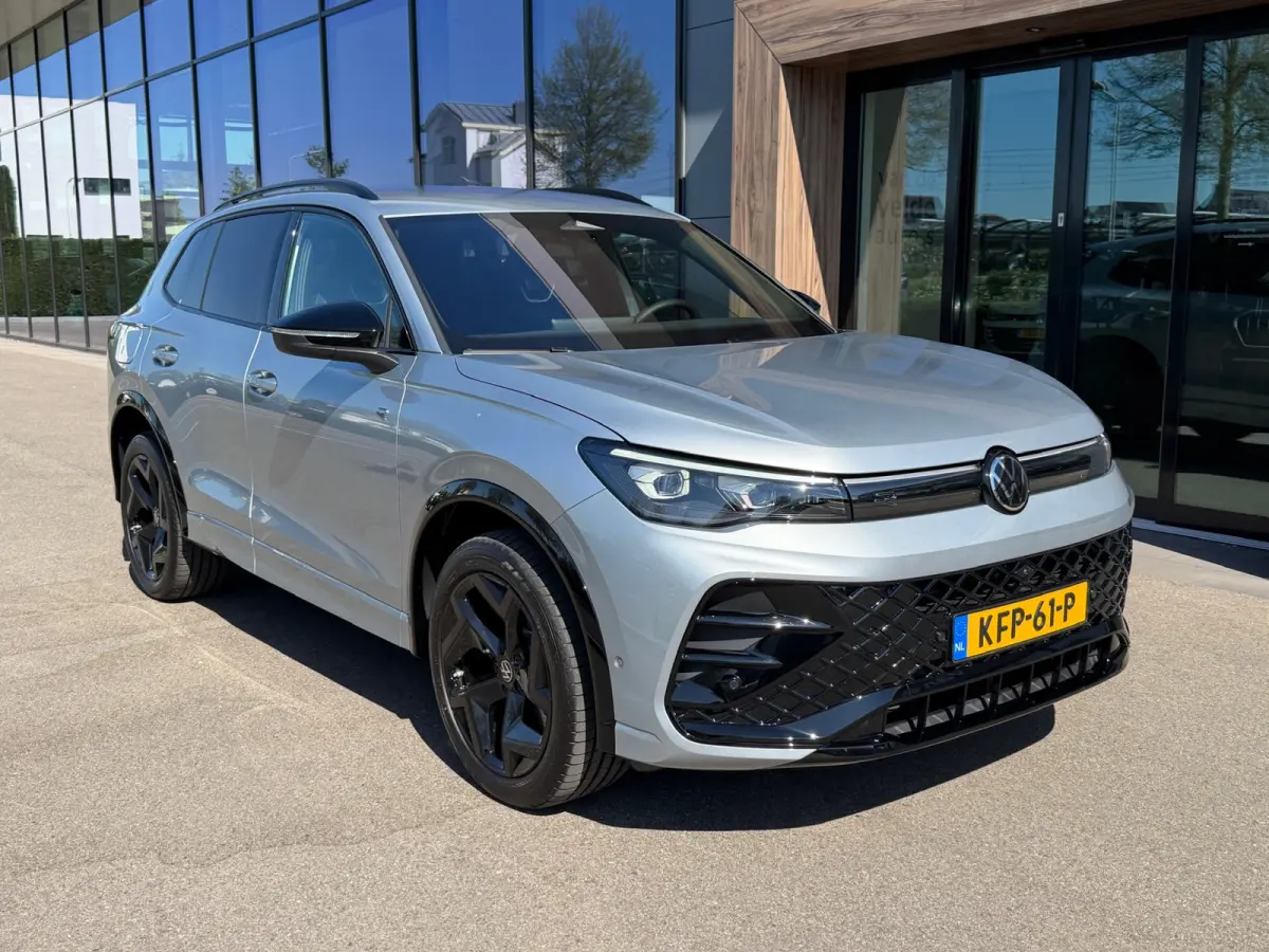 1.5 eHybrid R-Line | Black line | 360 Camera | Trekhaak | Dode hoek | IQ light | Elek. klep | Rijklaar incl. garantie