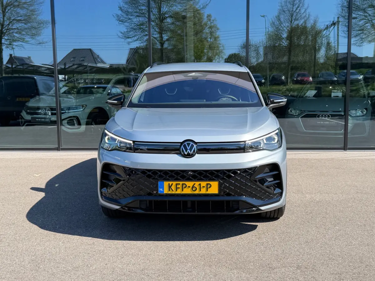 1.5 eHybrid R-Line | Black line | 360 Camera | Trekhaak | Dode hoek | IQ light | Elek. klep | Rijklaar incl. garantie
