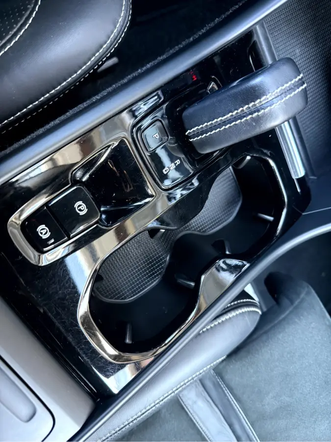 2.0 T4 190pk R-Design Navi, Camera,