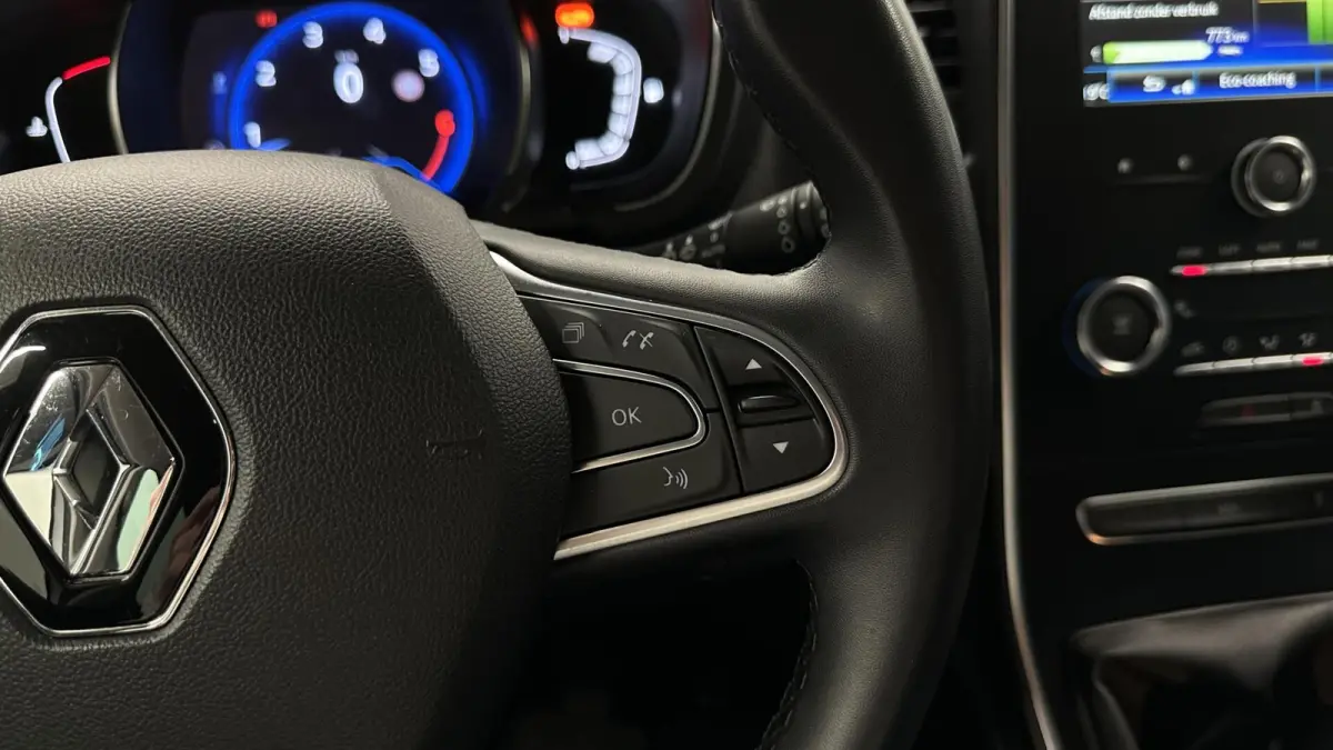 1.3 TCe Business Zen NAVI CARPLAY CRUISE ECC.