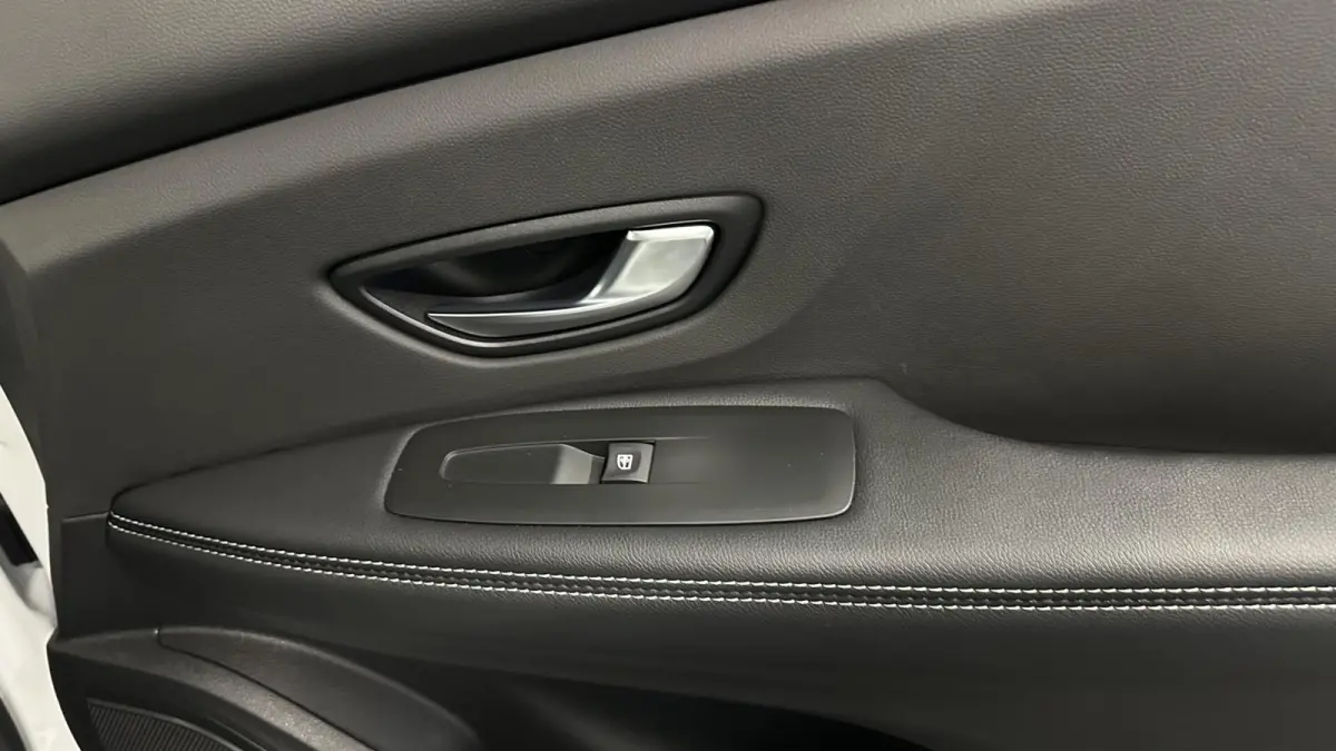 1.3 TCe Business Zen NAVI CARPLAY CRUISE ECC.