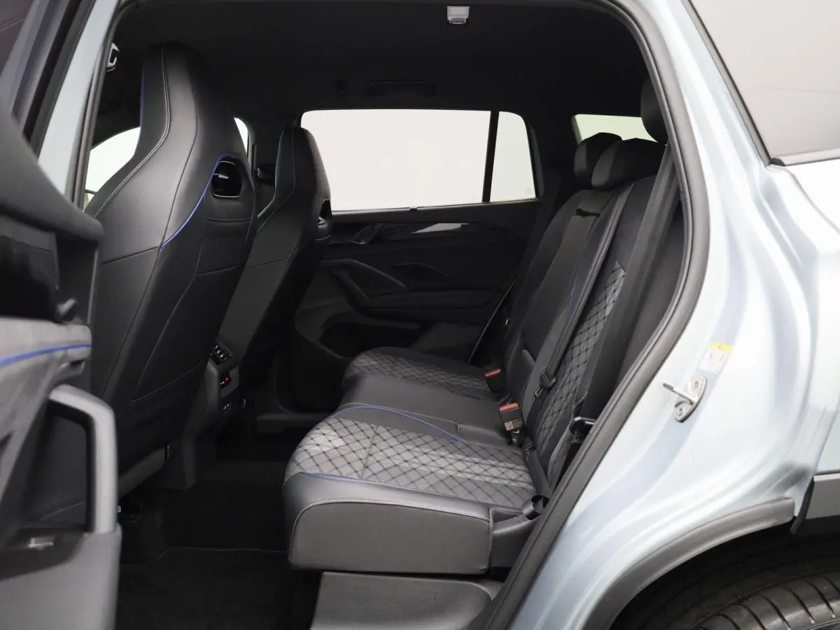 1.5 eHybrid R-Line Edition 272 PK| SoH 100% | Trekhaak | 360 Camera | Travelassist | Stoelverwarming | Stuurwielverwarming | Black Style