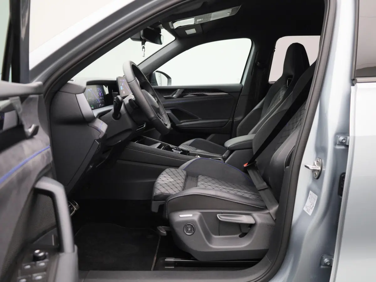 1.5 eHybrid R-Line Edition 272 PK| SoH 100% | Trekhaak | 360 Camera | Travelassist | Stoelverwarming | Stuurwielverwarming | Black Style