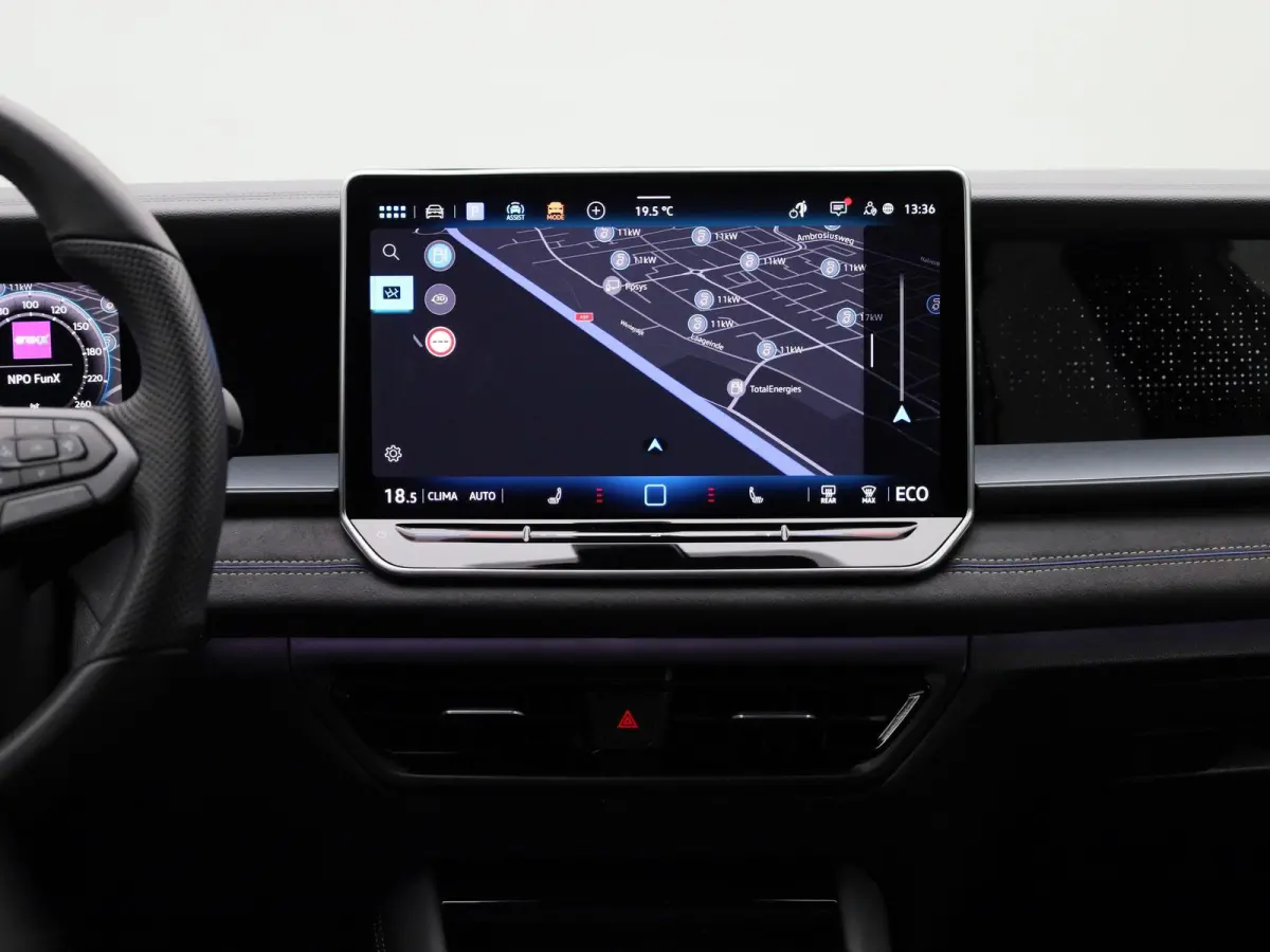 1.5 eHybrid R-Line Edition 272 PK| SoH 100% | Trekhaak | 360 Camera | Travelassist | Stoelverwarming | Stuurwielverwarming | Black Style