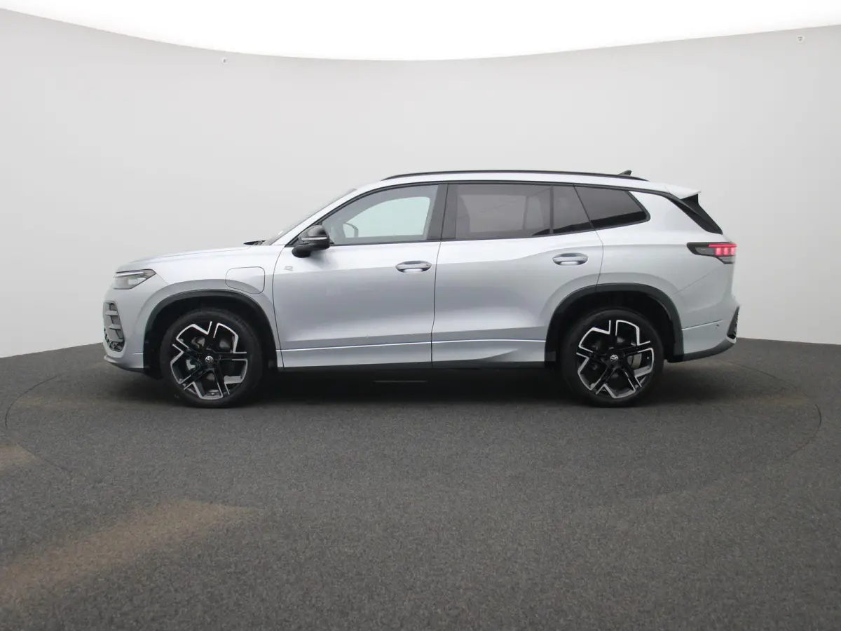 1.5 eHybrid R-Line Edition 272 PK| SoH 100% | Trekhaak | 360 Camera | Travelassist | Stoelverwarming | Stuurwielverwarming | Black Style