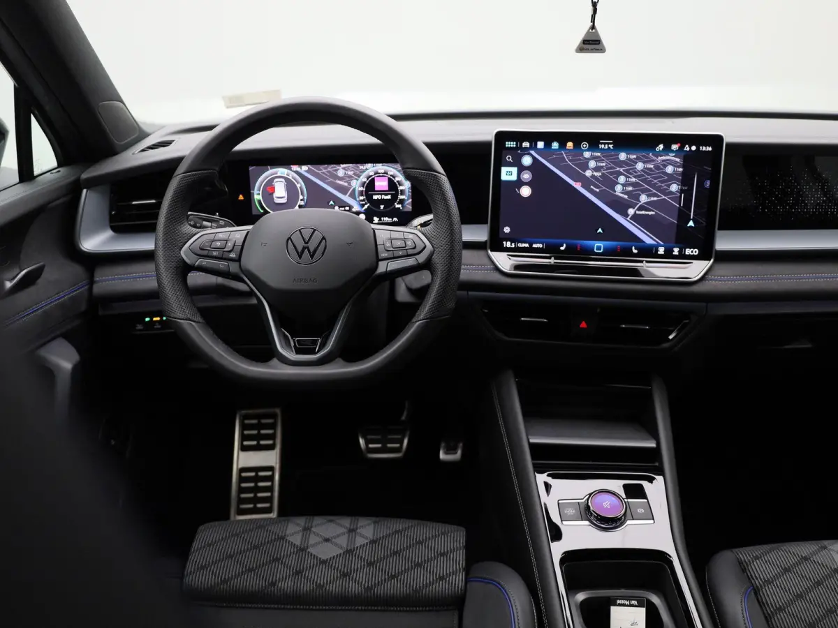 1.5 eHybrid R-Line Edition 272 PK| SoH 100% | Trekhaak | 360 Camera | Travelassist | Stoelverwarming | Stuurwielverwarming | Black Style