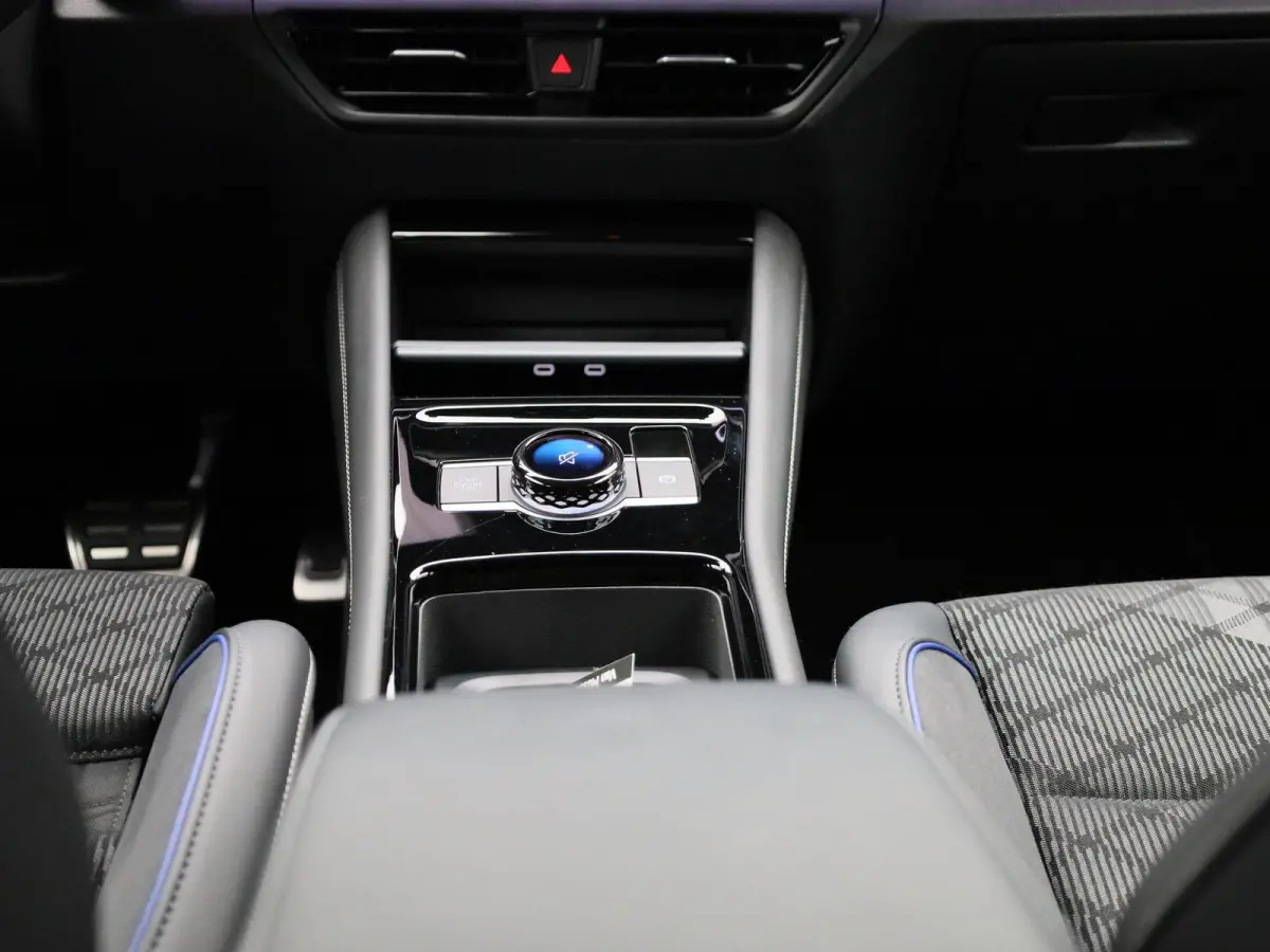1.5 eHybrid R-Line Edition 272 PK| SoH 100% | Trekhaak | 360 Camera | Travelassist | Stoelverwarming | Stuurwielverwarming | Black Style