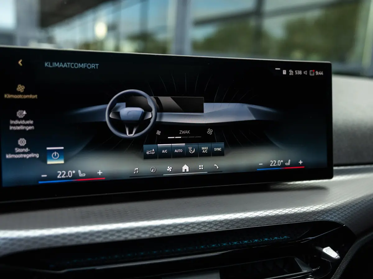 330e | DIRECT BESCHIKBAAR | NW MODEL | M-SPORT | HARMAN KARDON | 19 INCH JET BLACK | BROOKLYN GRAU | SHADOWLINE | PANORAMA/SCHUIF-KANTELDAK | COMFORT ACCES | DRIVING ASSISTANT | ADAPTIEVE CR
