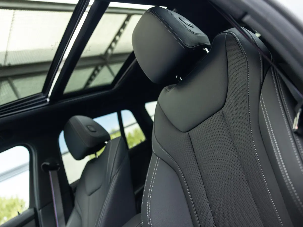 330e | DIRECT BESCHIKBAAR | NW MODEL | M-SPORT | HARMAN KARDON | 19 INCH JET BLACK | BROOKLYN GRAU | SHADOWLINE | PANORAMA/SCHUIF-KANTELDAK | COMFORT ACCES | DRIVING ASSISTANT | ADAPTIEVE CR
