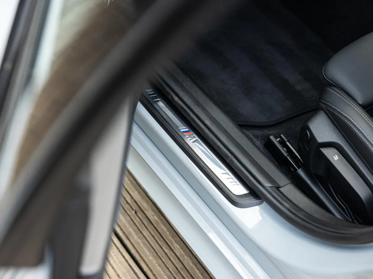 330e | DIRECT BESCHIKBAAR | NW MODEL | M-SPORT | HARMAN KARDON | 19 INCH JET BLACK | BROOKLYN GRAU | SHADOWLINE | PANORAMA/SCHUIF-KANTELDAK | COMFORT ACCES | DRIVING ASSISTANT | ADAPTIEVE CR