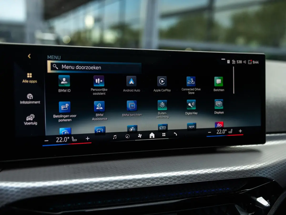 330e | DIRECT BESCHIKBAAR | NW MODEL | M-SPORT | HARMAN KARDON | 19 INCH JET BLACK | BROOKLYN GRAU | SHADOWLINE | PANORAMA/SCHUIF-KANTELDAK | COMFORT ACCES | DRIVING ASSISTANT | ADAPTIEVE CR