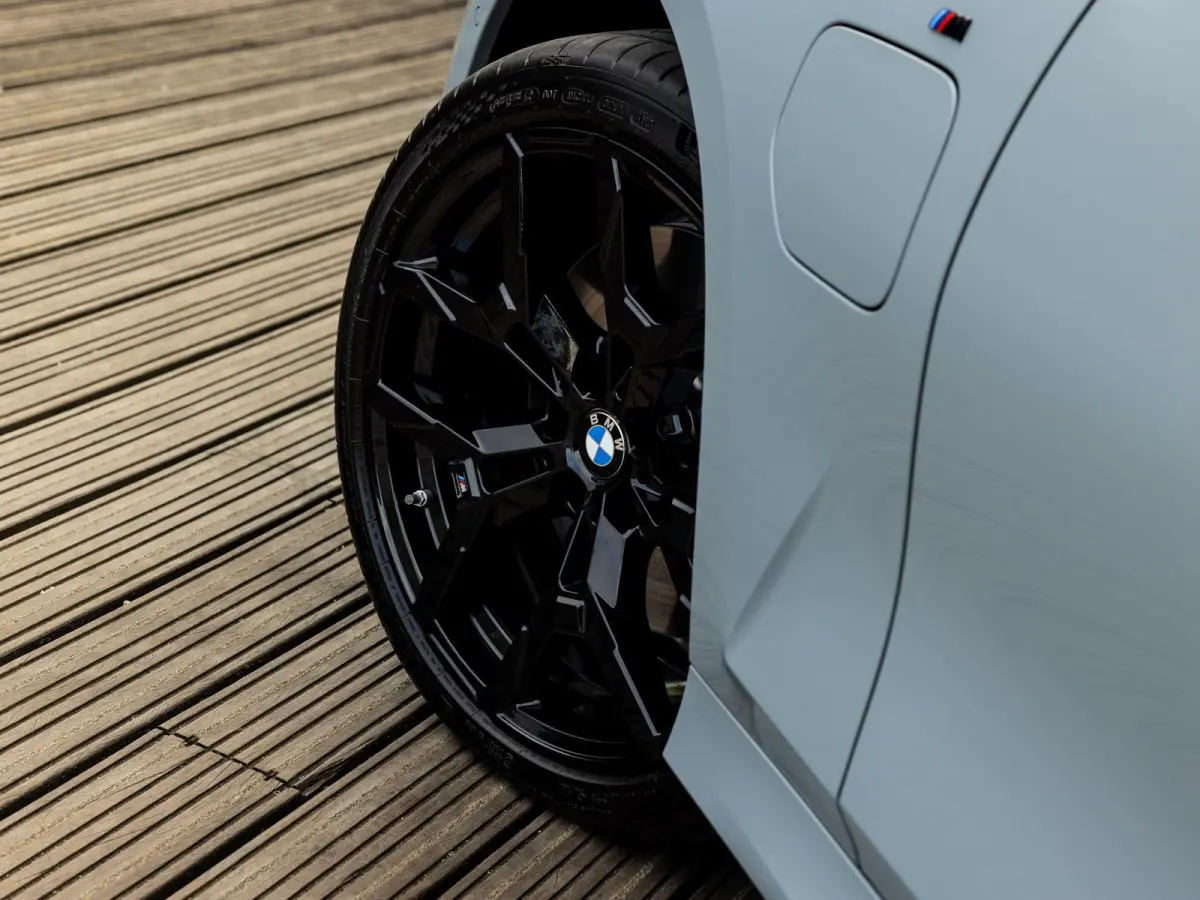 330e | DIRECT BESCHIKBAAR | NW MODEL | M-SPORT | HARMAN KARDON | 19 INCH JET BLACK | BROOKLYN GRAU | SHADOWLINE | PANORAMA/SCHUIF-KANTELDAK | COMFORT ACCES | DRIVING ASSISTANT | ADAPTIEVE CR
